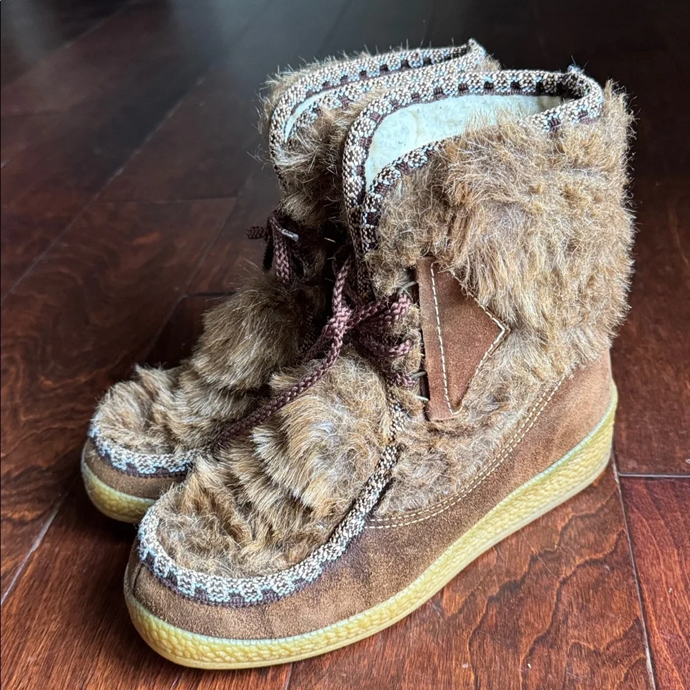 Vintage Women’s Faux Fur Wedge Suede Boots, Size 8, color Brown.